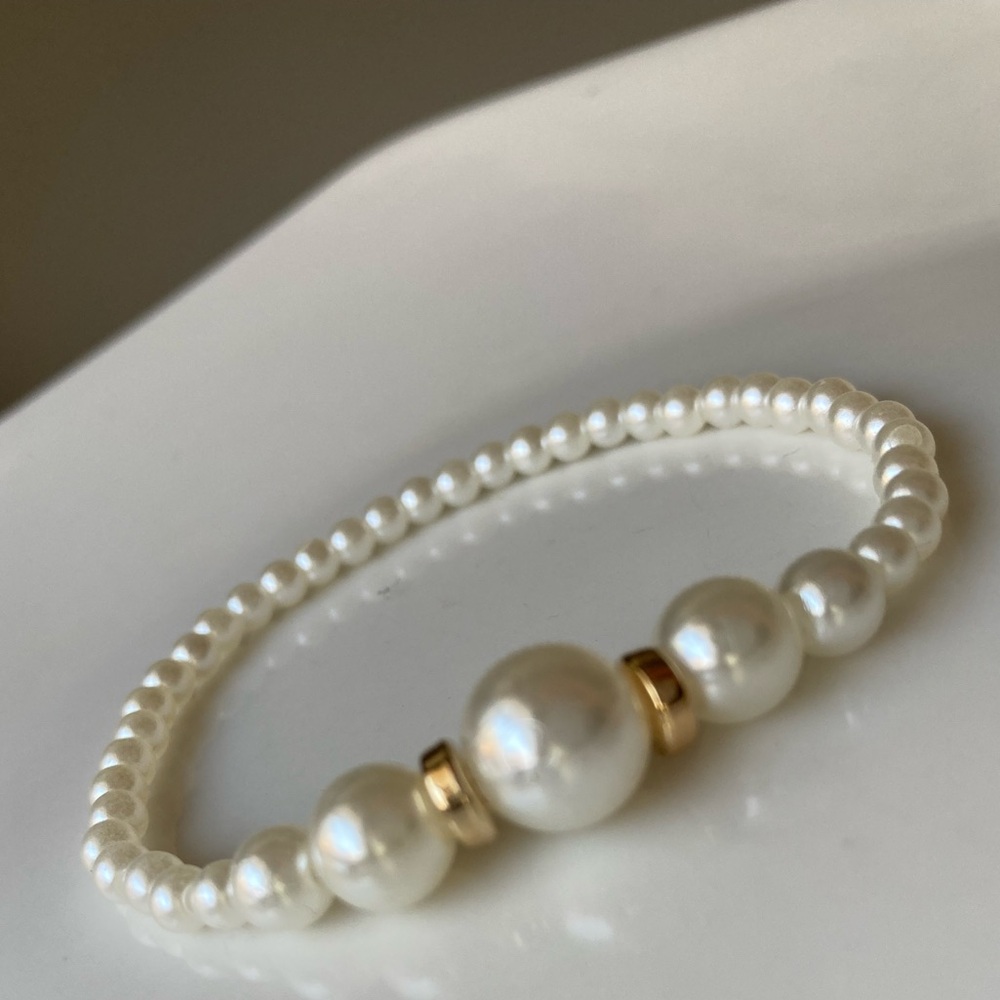Luxurious Pearl Bracelet Delicate Design with Gold Accents - Picture 7 of 7
